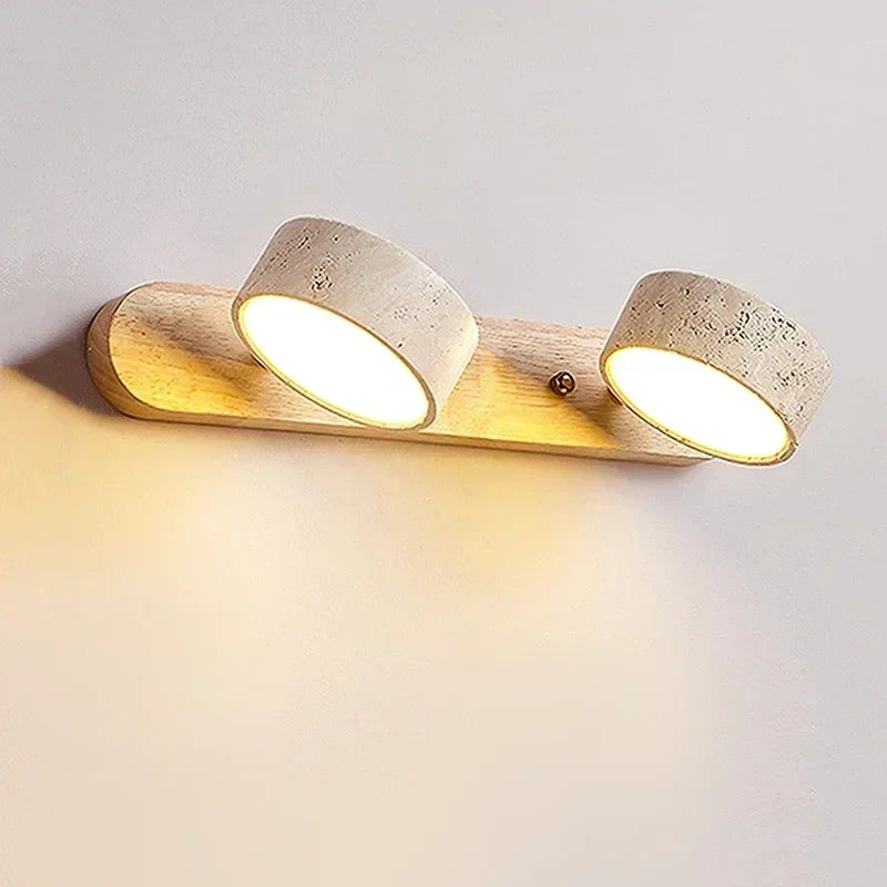 Moderne LED wandlamp met draaibare lampenkappen van steen en houten basis