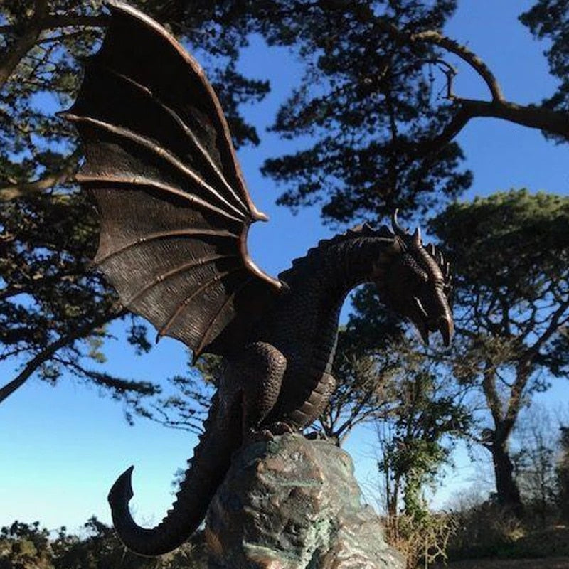 Majestueuze vuurspuwende drakenfonteinsculptuur
