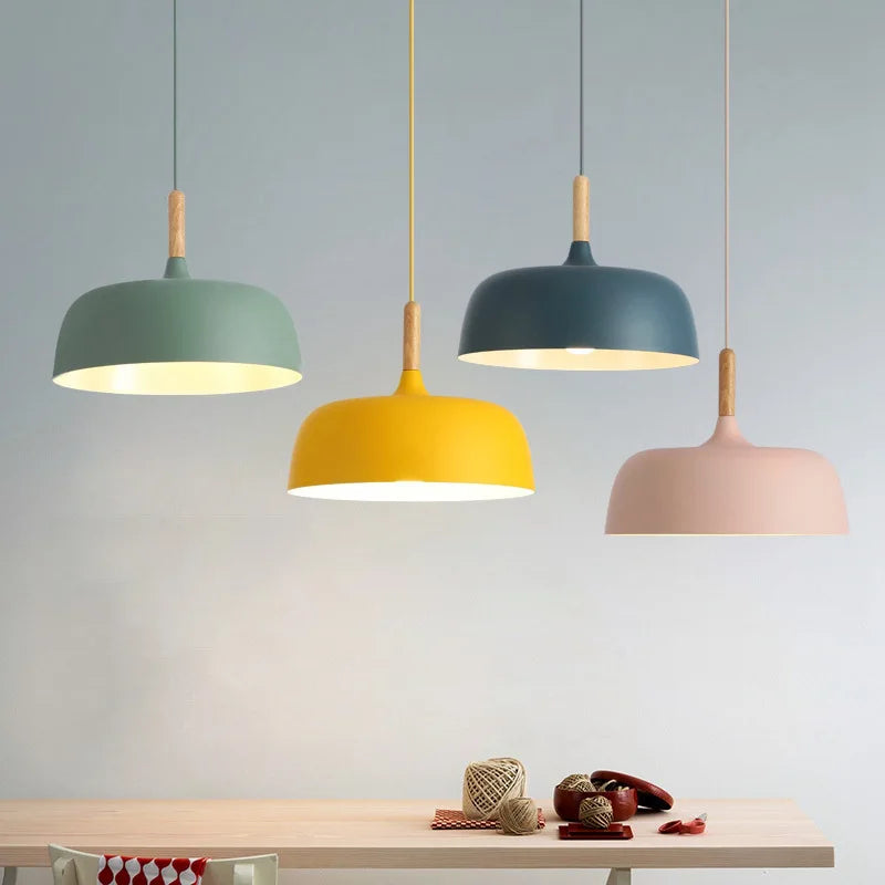 Moderne hanglamp van metaal met houten accent – Scandinavisch minimalistische stijl
