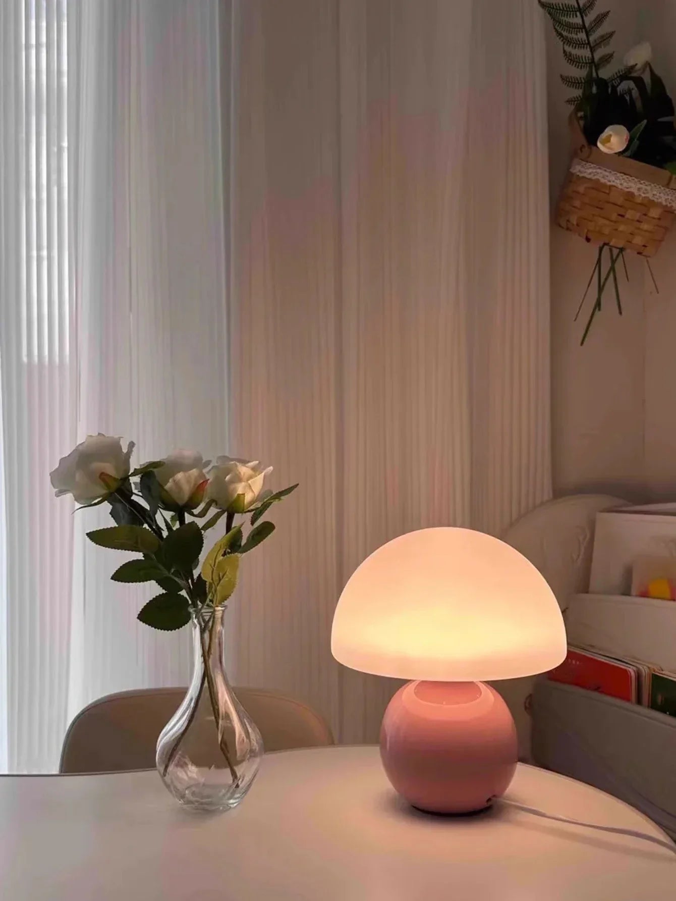 Moderne tafellamp met bolvormige basis en paddenstoelvormige lampenkap – minimalistische stijl