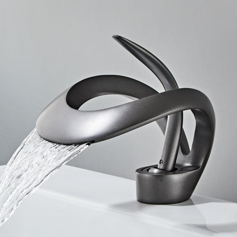 FlowArc – Moderne kraan voor de badkamer met watervaluitgang en minimalistische werking