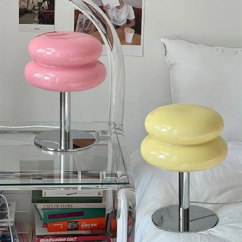 Design tafel lamp in Bauhaus stijl met retro lampenkap