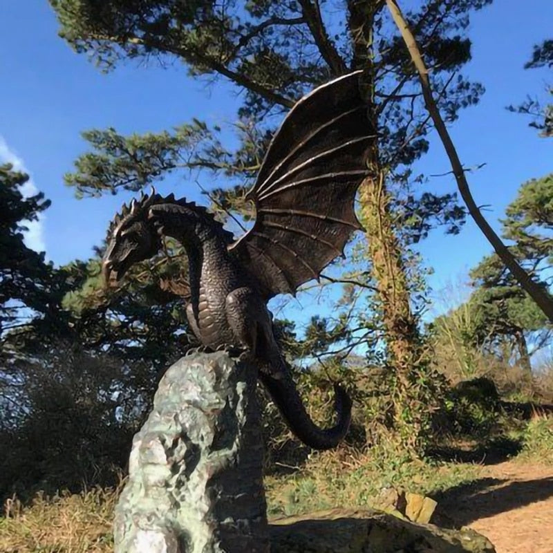 Majestueuze vuurspuwende drakenfonteinsculptuur