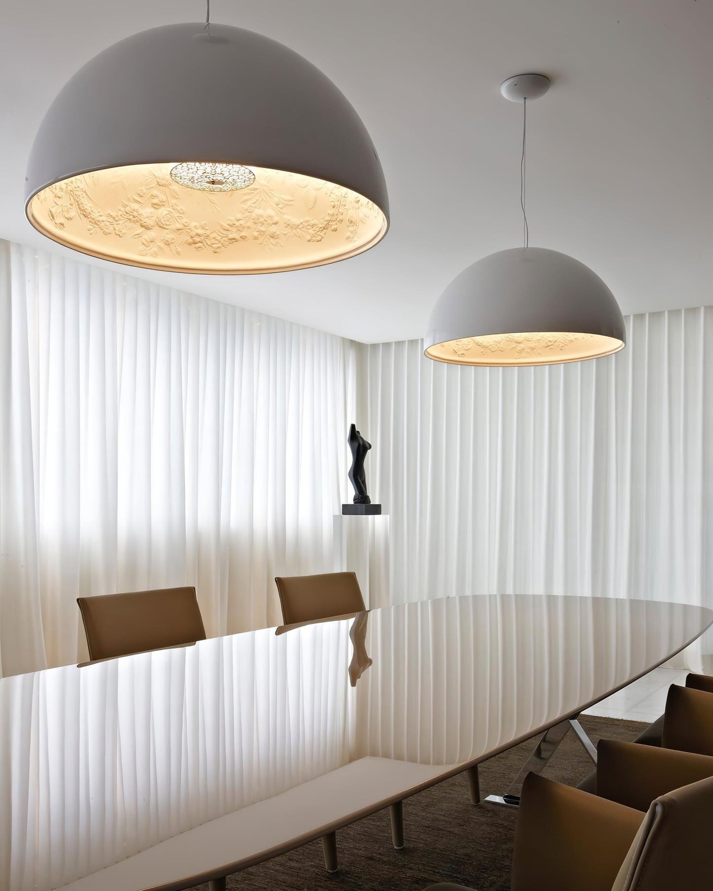 Suspensie Dôme Zwart met Elegante Geprofileerde Plafond