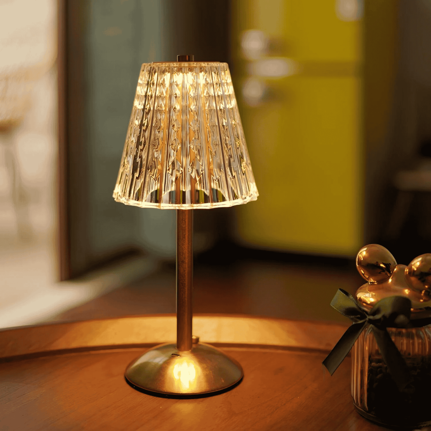 Oplaadbare Tafellamp met Geribbeld Glazen Kap en LED Licht