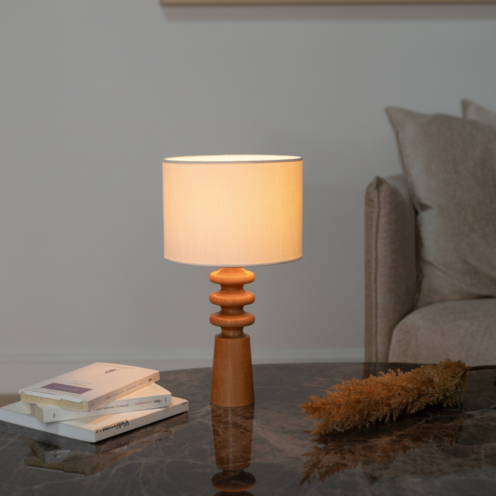 Form & Holz – Elegante tafellamp met moderne houten voet