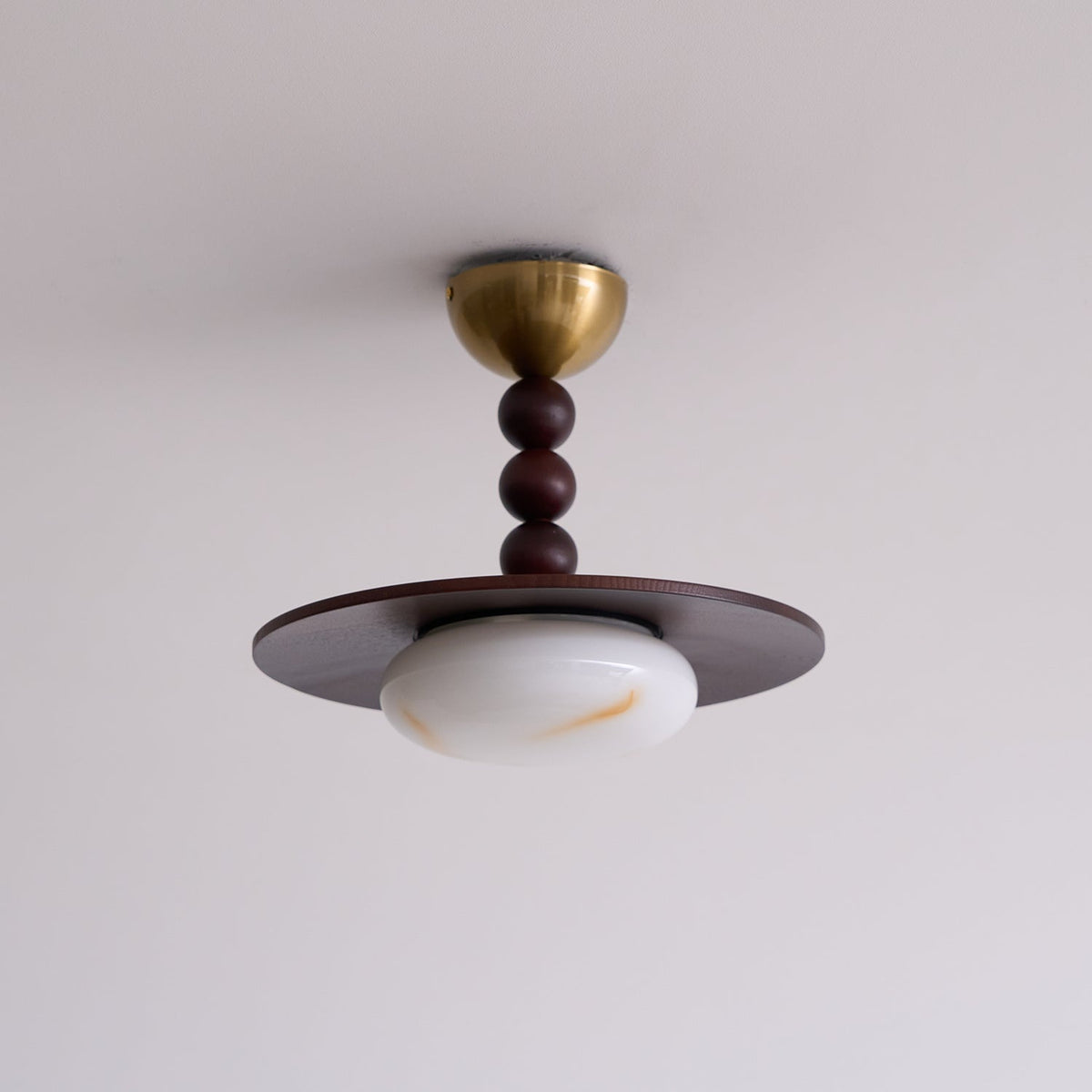 Muto Plafondlamp Walnootkleur & Witte Imitatie Alabaster