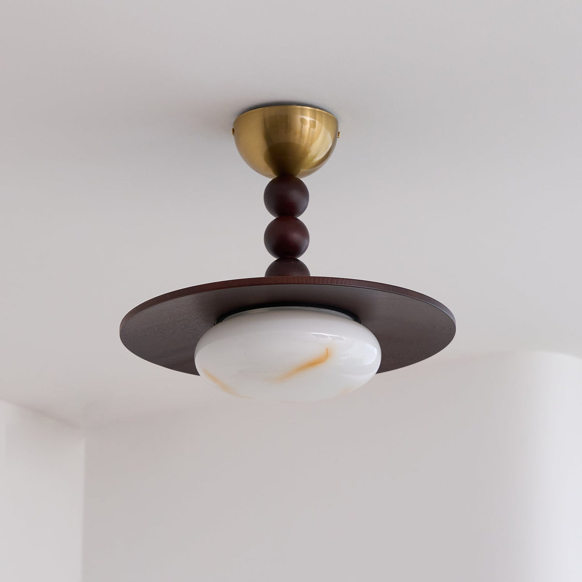 Muto Plafondlamp Walnootkleur & Witte Imitatie Alabaster