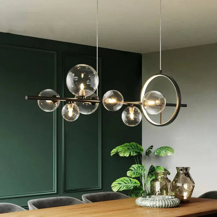 Moderne lineaire kroonluchter – glazen bollen en verlichte ring op zwart frame