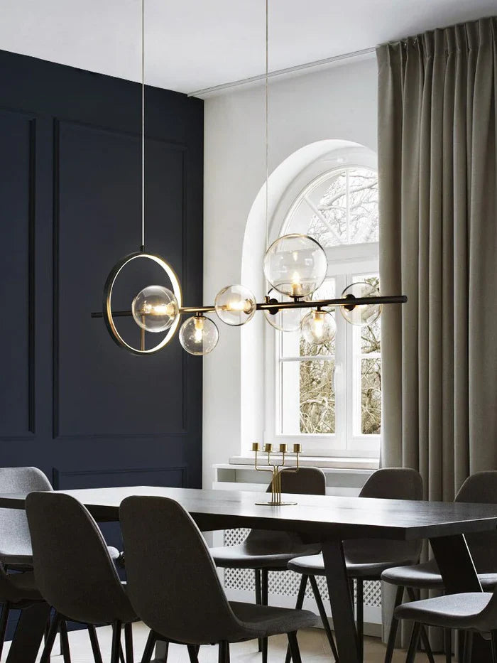 Moderne lineaire kroonluchter – glazen bollen en verlichte ring op zwart frame