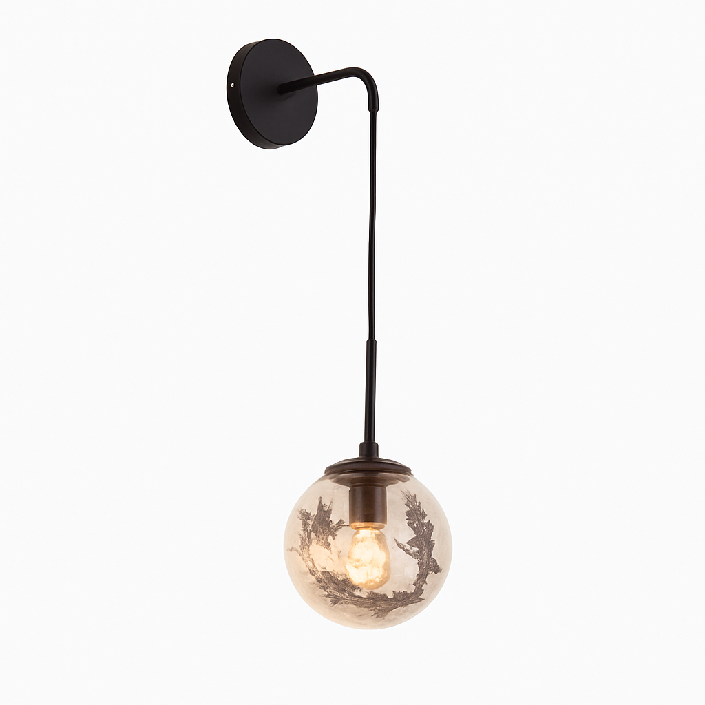 Design wandlamp in glas gevuld met gouden bladeren, hangend
