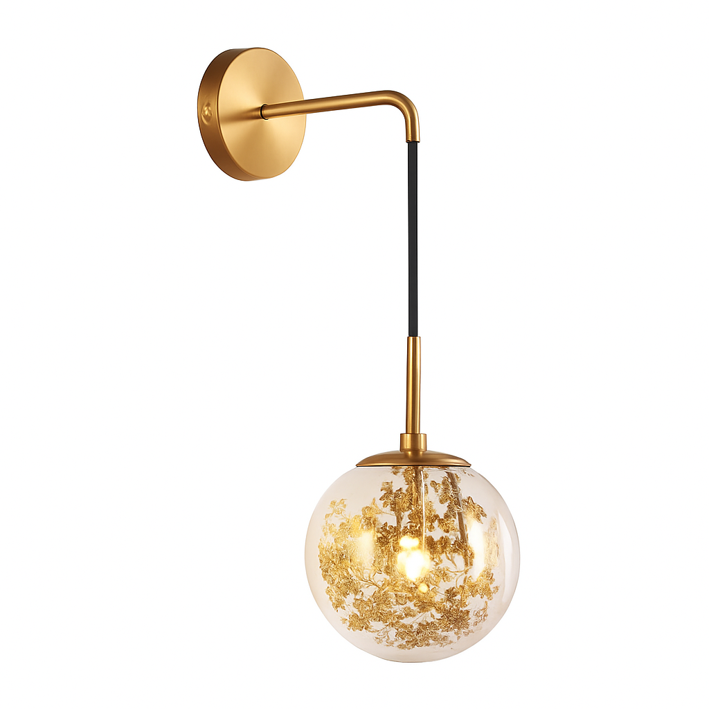Design wandlamp in glas gevuld met gouden bladeren, hangend