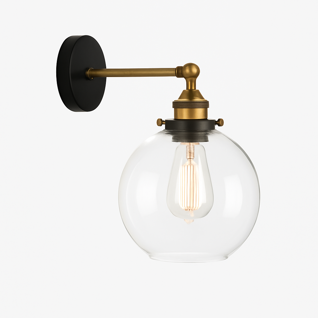 Design wandlamp met glazen bol en vintage gouden metaal