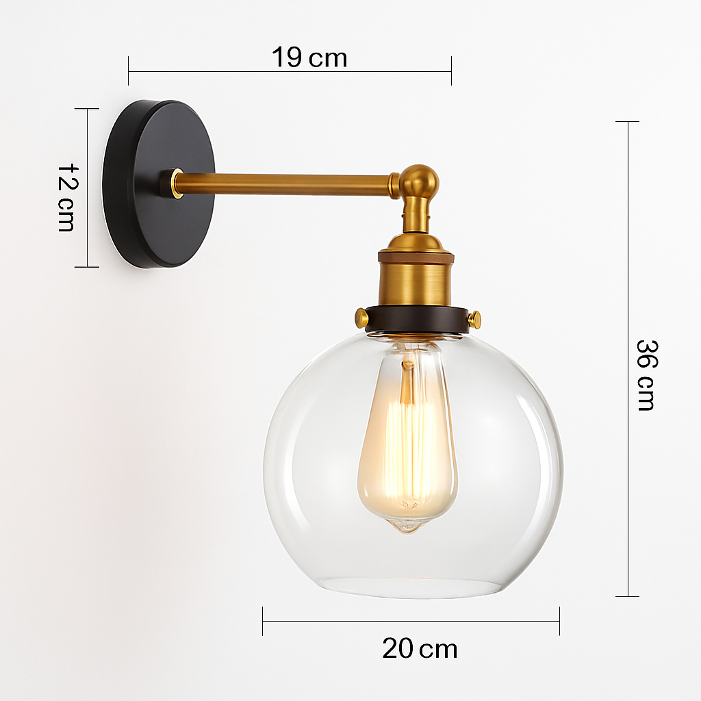 Design wandlamp met glazen bol en vintage gouden metaal