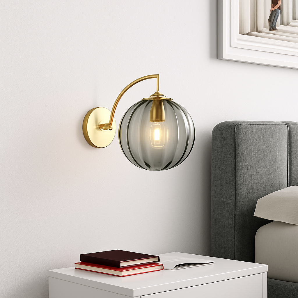 Gouden LED wandlamp met rookglazen bol Scone