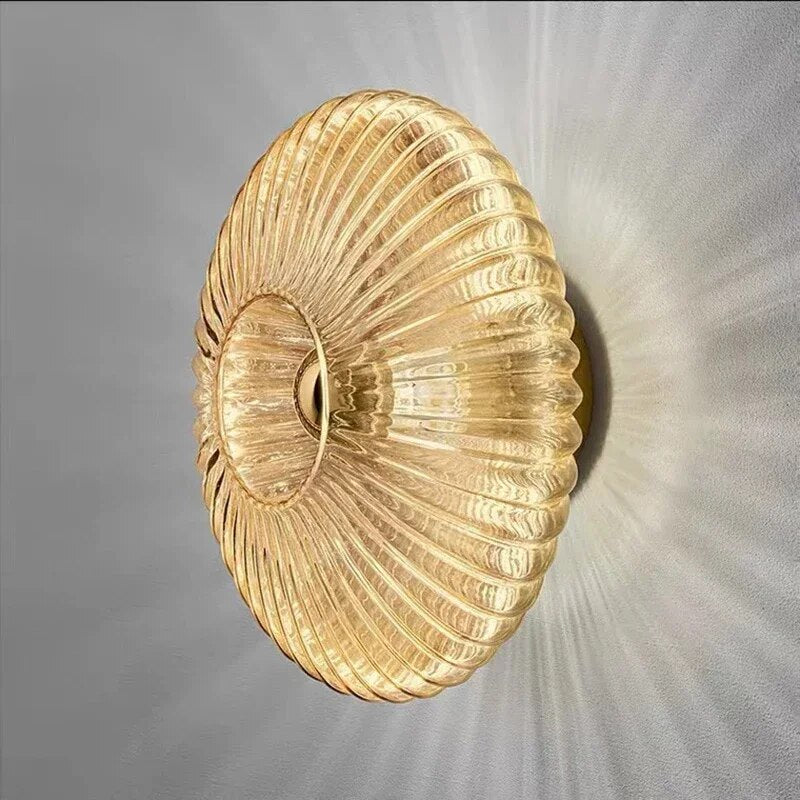 AuraFlow – Moderne glazen wandlamp met golvende lampenkap