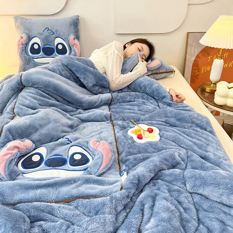 CozyNest – Deken met Kussen 2-in-1 Plucheontwerp – voor Thuis & Reizen