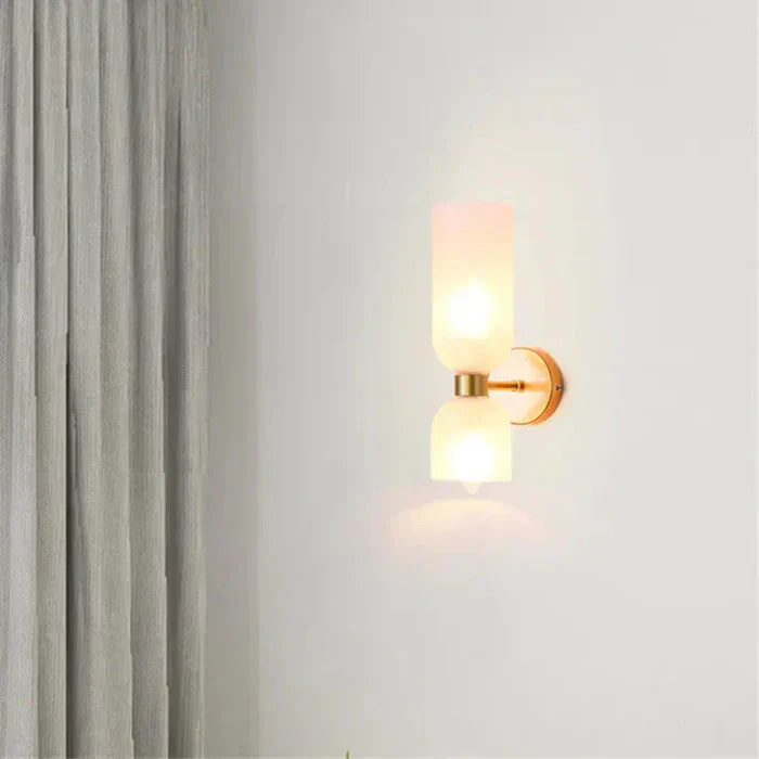 Elegante wandlamp met rookglas en gouden afwerking – dubbele lichtbron