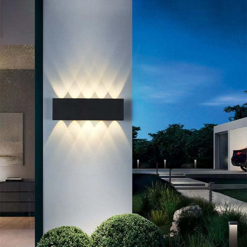 Tronix Moderne Rechthoekige Metalen Buitenwandlamp, Zwart/Wit, Watergolf