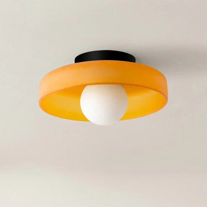 Moderne plafondlamp van glas met een minimalistisch ontwerp