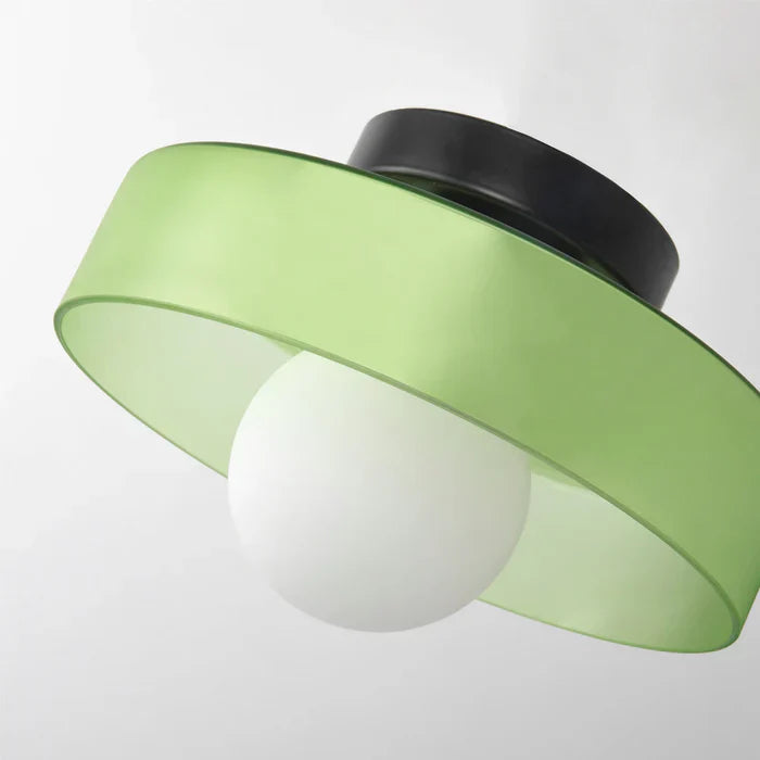 Moderne plafondlamp van glas met een minimalistisch ontwerp