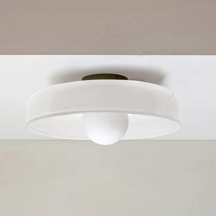 Moderne plafondlamp van glas met een minimalistisch ontwerp