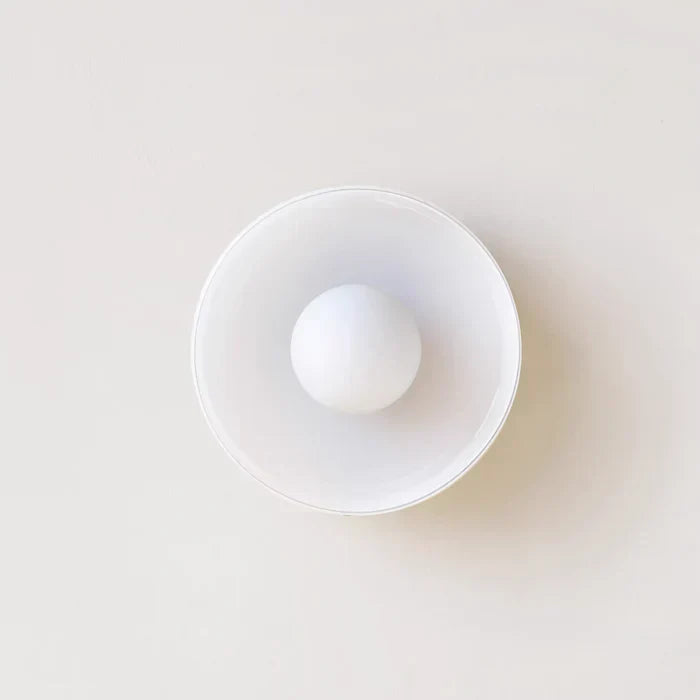Moderne plafondlamp van glas met een minimalistisch ontwerp