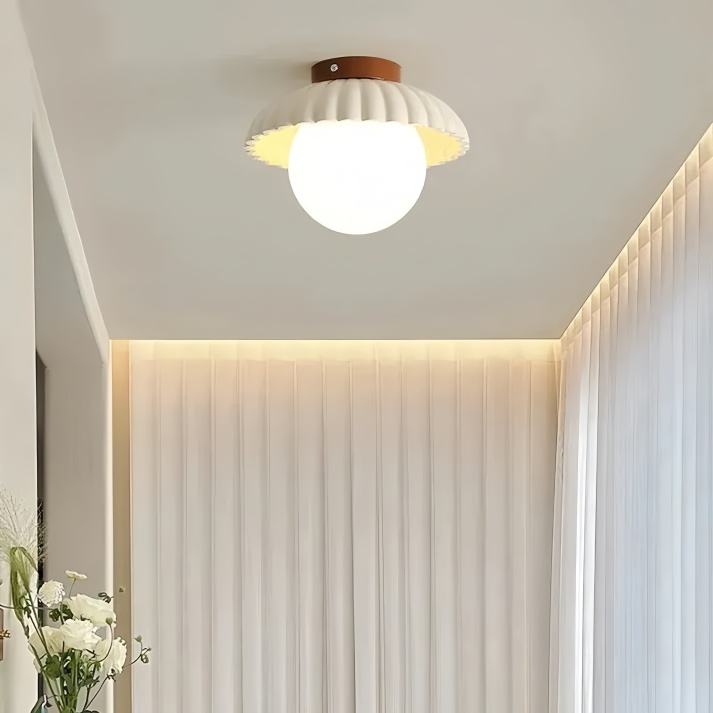 Plafondlamp met opaline kap die warme verlichting biedt in de entree