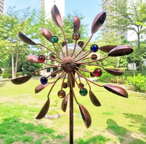 Zonne-energie aangedreven windspinner in glazen bol