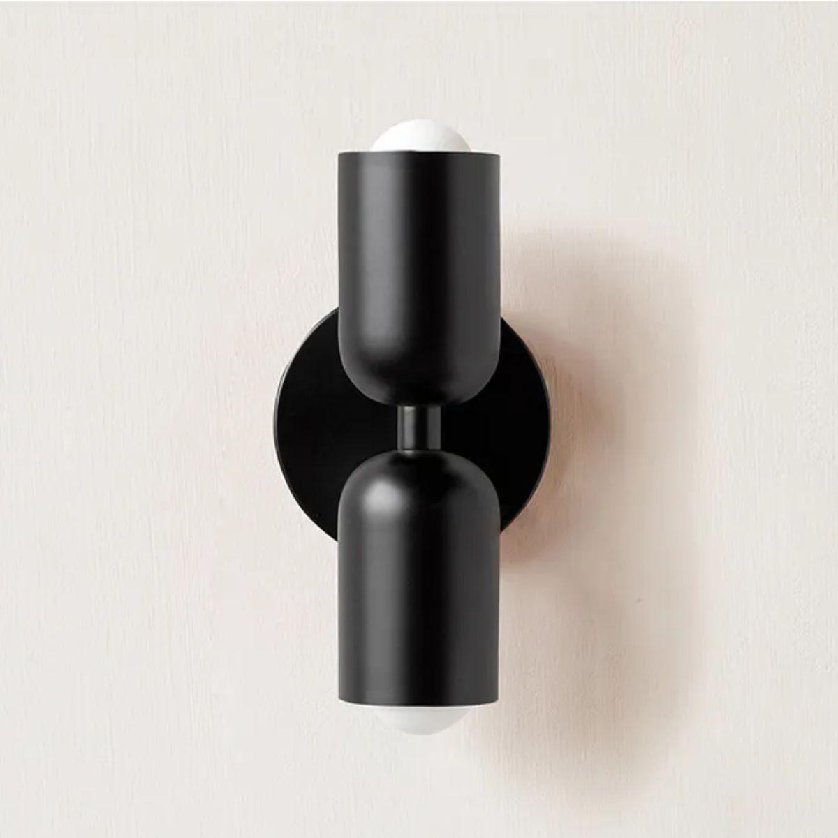 Luma Duo Wall Lamp | Verdubbel het licht, verdubbel de stijl Verfraai je muren met eigentijdse, eenvoudig te installeren verlichting.