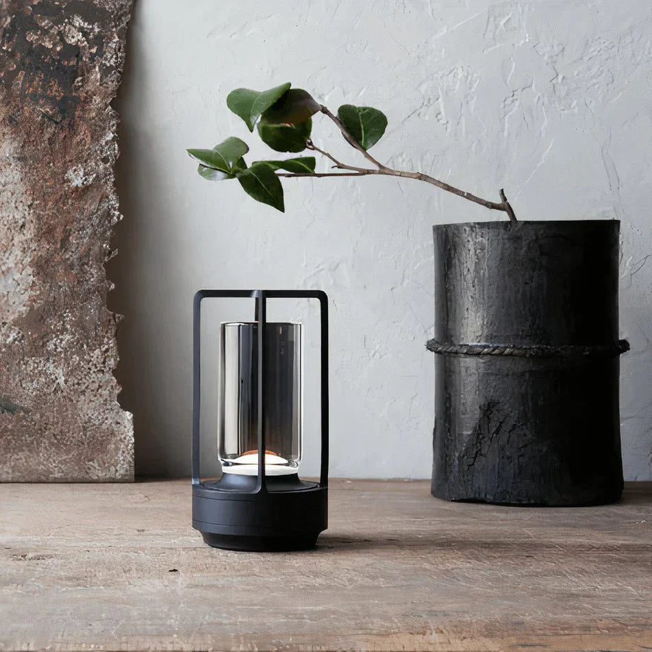 Moderne LED tafellamp met touch-schakelaar en elegant metalen frame