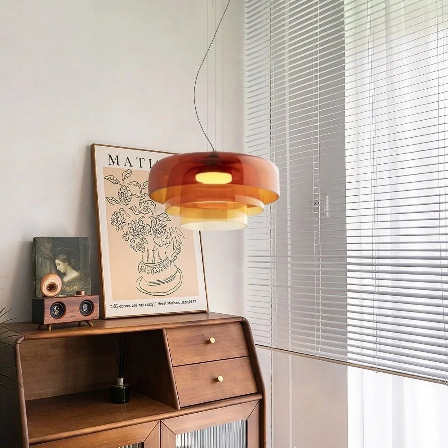Moderne glazen hanglamp met gelaagd lampenkap – design geïnspireerd op retro stijl