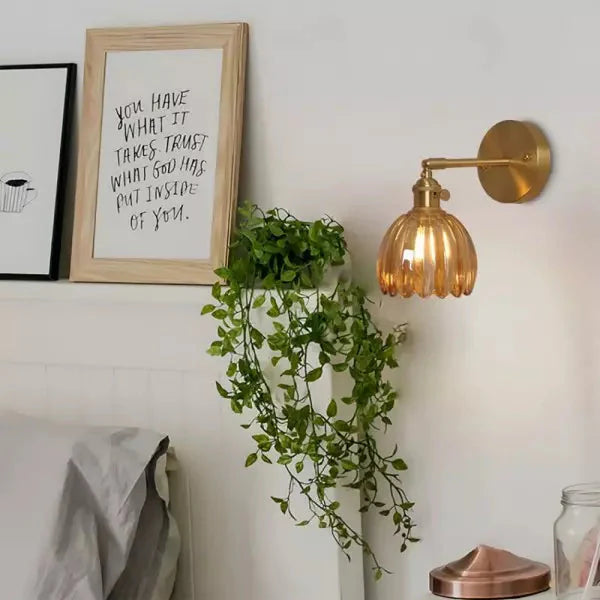 Retro wandlamp in de vorm van een tulp bloem – wandlamp met glazen kap en gouden afwerking
