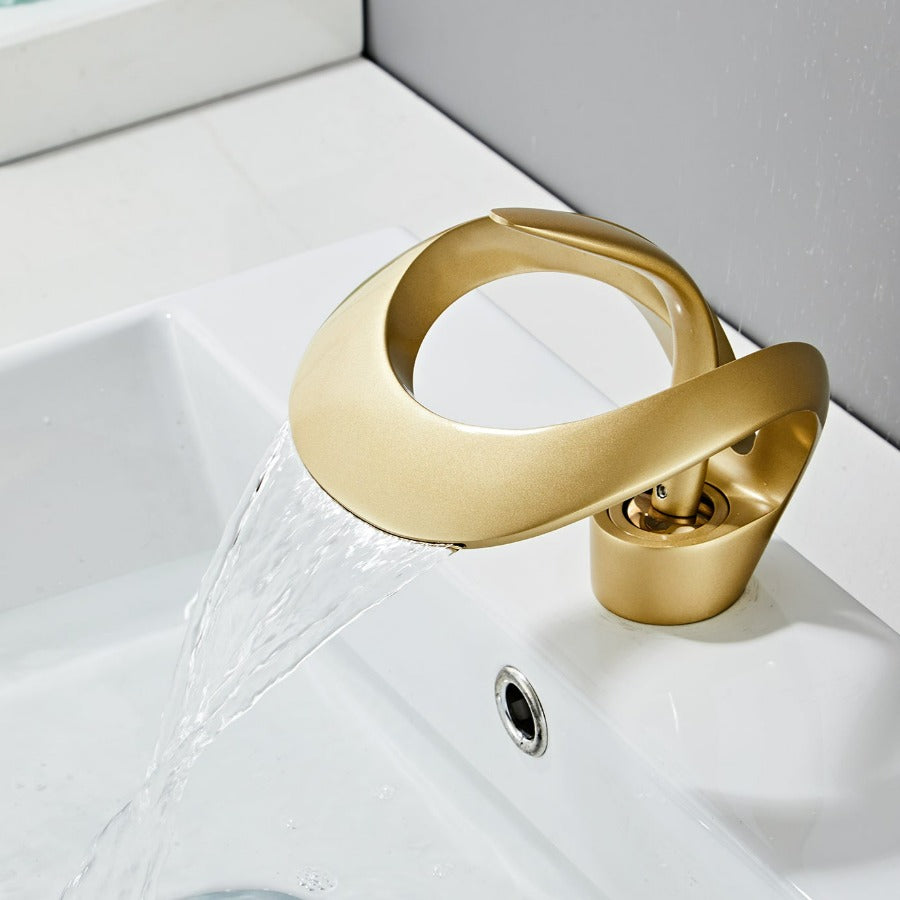 FlowArc – Moderne kraan voor de badkamer met watervaluitgang en minimalistische werking