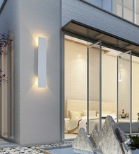 Moderne Buitenlamp – LED Wandlamp Op/Neer, Waterdicht, Verticale Ontwerp