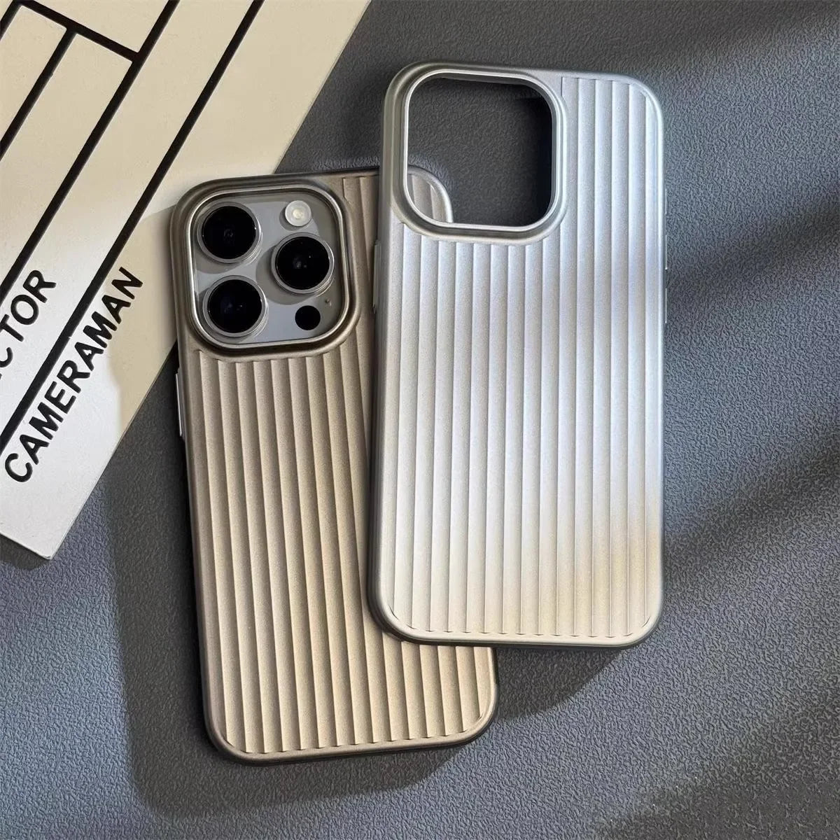 iPhone Hoes met Groefstructuur – Slanke Beschermhoes met Camera- en Krabsbescherming