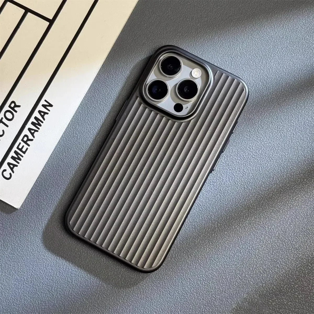 iPhone Hoes met Groefstructuur – Slanke Beschermhoes met Camera- en Krabsbescherming