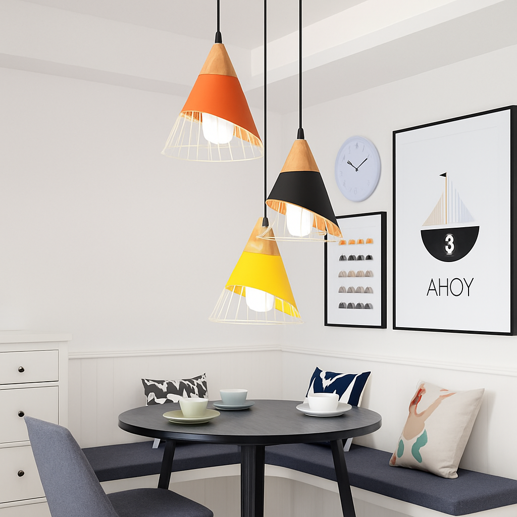 Design hanglamp van hout met gekleurde kooi