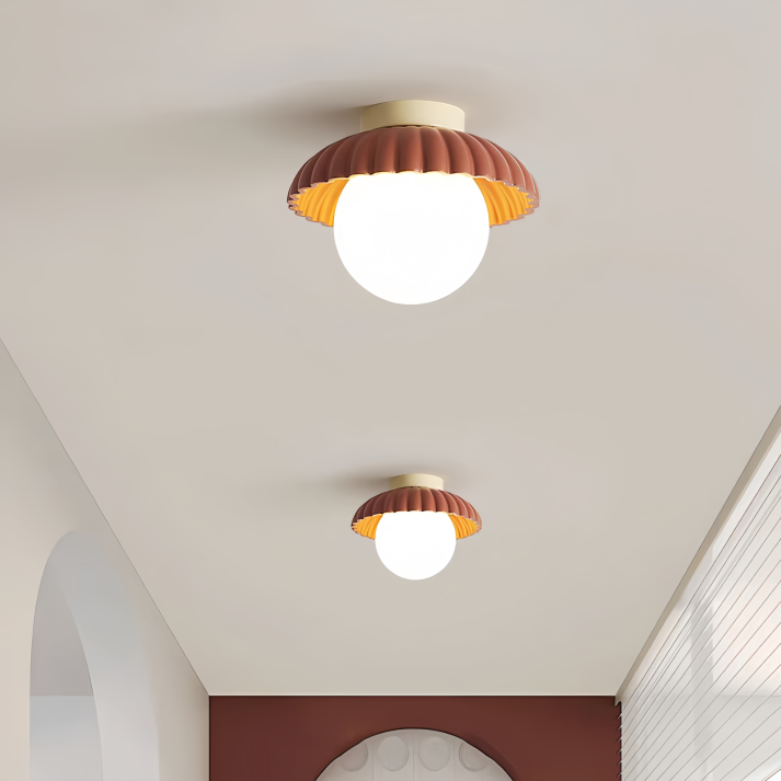 Plafondlamp met opaline kap die warme verlichting biedt in de entree