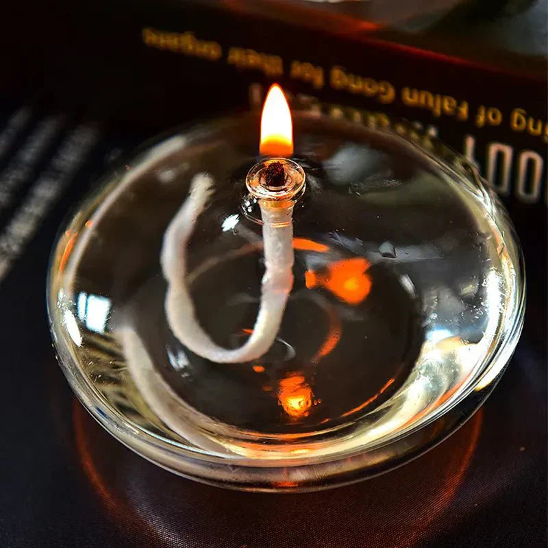 Transparante olielamp van glas als kaarsenhouder