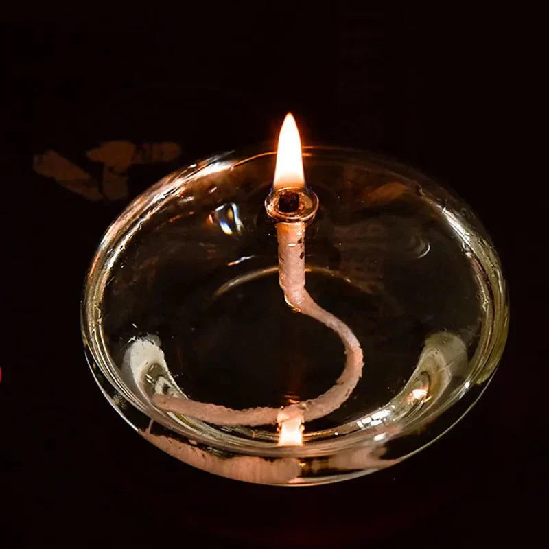 Transparante olielamp van glas als kaarsenhouder