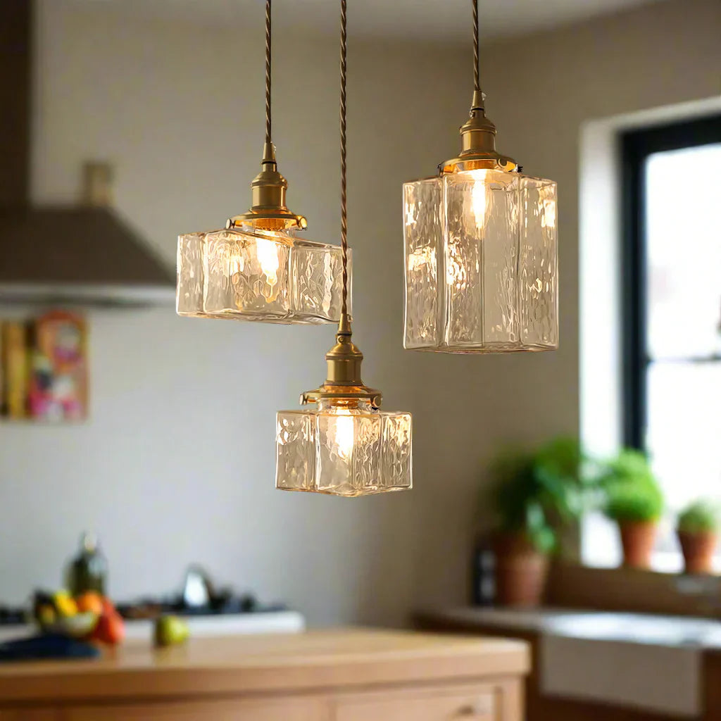 Vintage glazen hanglampen met een afwerking in messing