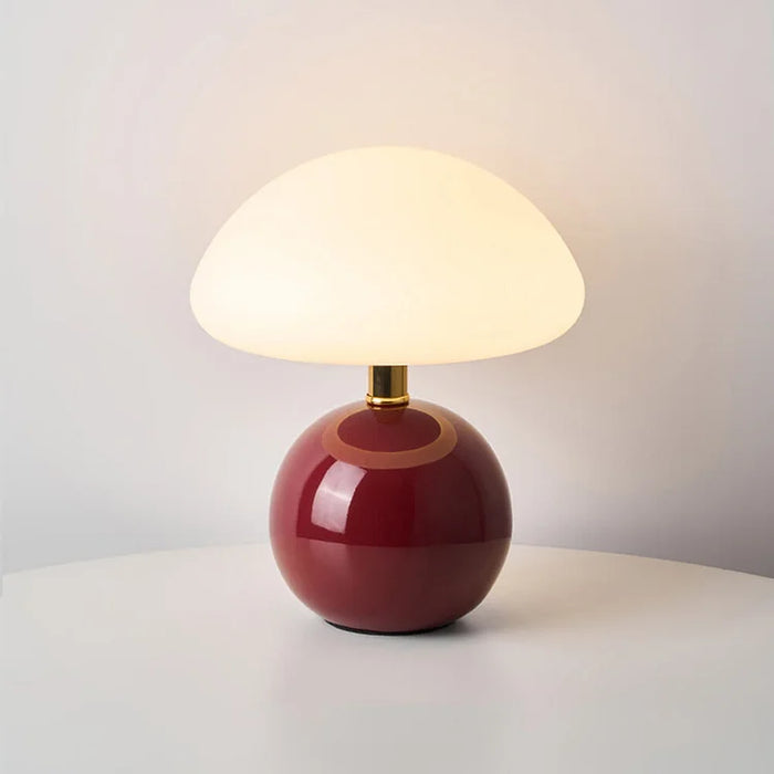Moderne tafellamp met bolvormige basis en paddenstoelvormige lampenkap – minimalistische stijl