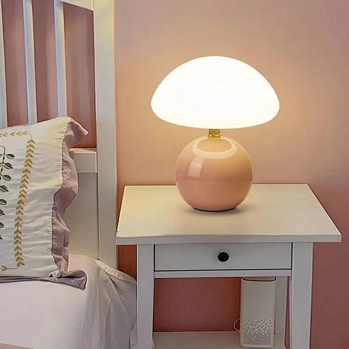 Moderne tafellamp met bolvormige basis en paddenstoelvormige lampenkap – minimalistische stijl