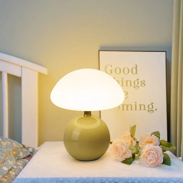 Moderne tafellamp met bolvormige basis en paddenstoelvormige lampenkap – minimalistische stijl
