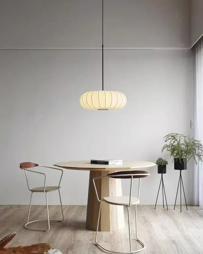 Plafondlamp met zijde lampenkap in Japanse wabi-sabi stijl – ovale lampenkap met delicate groeven