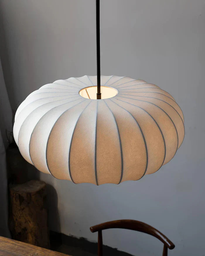 Plafondlamp met zijde lampenkap in Japanse wabi-sabi stijl – ovale lampenkap met delicate groeven