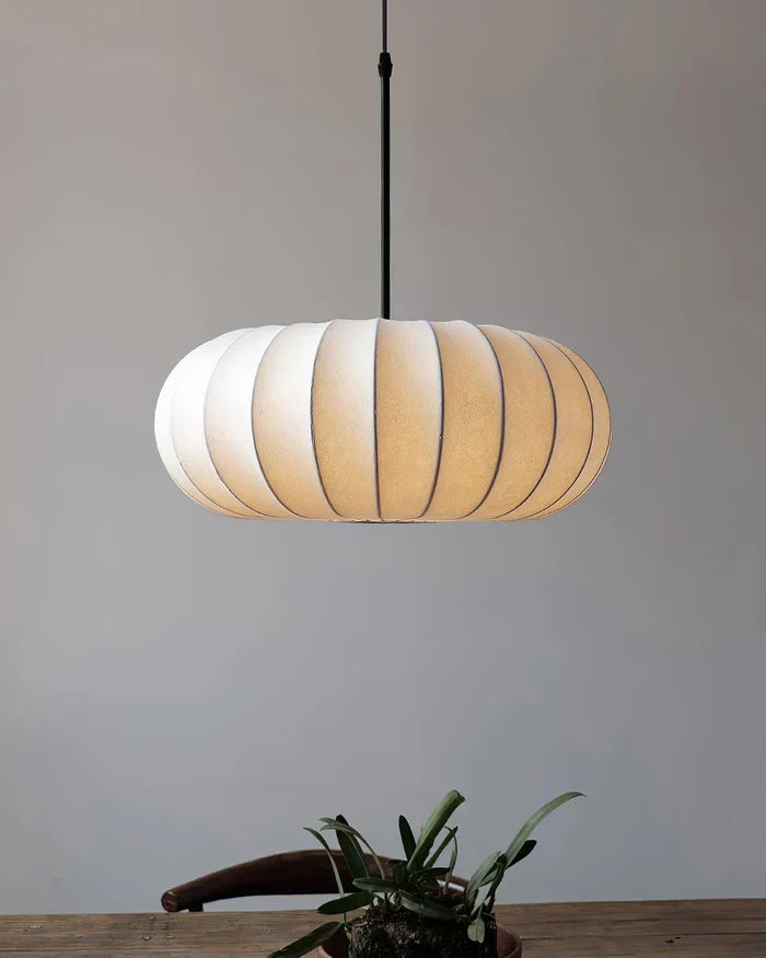 Plafondlamp met zijde lampenkap in Japanse wabi-sabi stijl – ovale lampenkap met delicate groeven