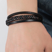 Serene Schild Armband | Omarm sereniteit met de SereneShield Armband, met hematietstenen die bekend staan om hun stressverlichtende eigenschappen. Hij is ontworpen om dagelijks te dragen en geeft rust en een modieuze touch aan elke look.