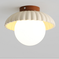 Plafondlamp met opaline kap die warme verlichting biedt in de entree